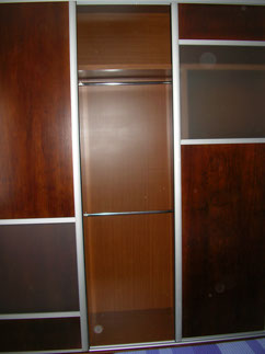 Puerta corredera de nogal